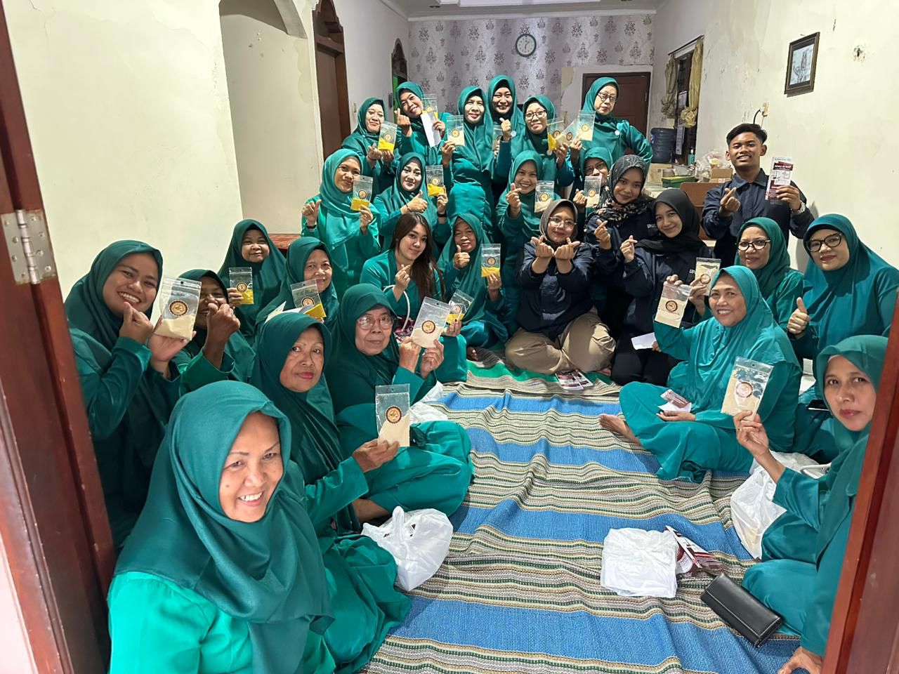 Cegah Hoaks di Grup WhatsApp, Mahasiswa KKN UPGRIS Sosialisasi UU ITE di RT 06 RW 05 Palebon